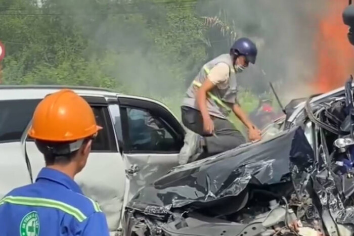 Utolsó pillanatban húzták ki a sofőrt a felismerhetetlen roncsból