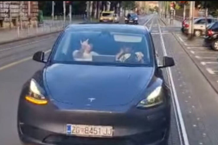 Feltartották a villamost, és még be is mutatott neki a Tesla utasa