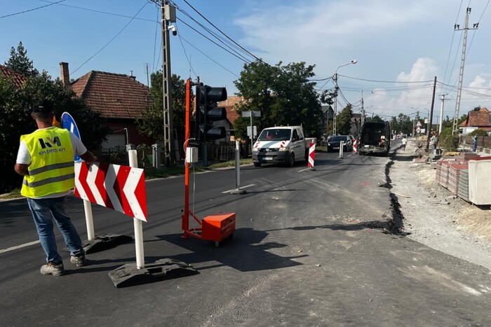 Kitolnak az autósokkal egy forgalmas hazai úton 1