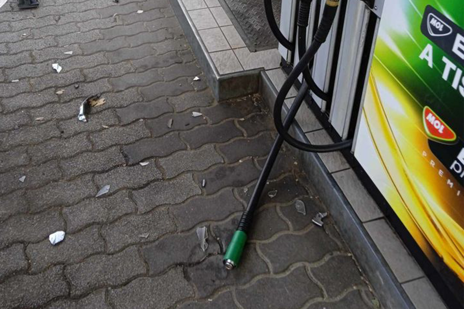 Majdnem tragédia lett a tankolás egy Mol-kúton