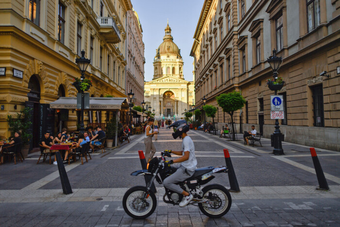 Százezrek egy lapos műanyagdarabért