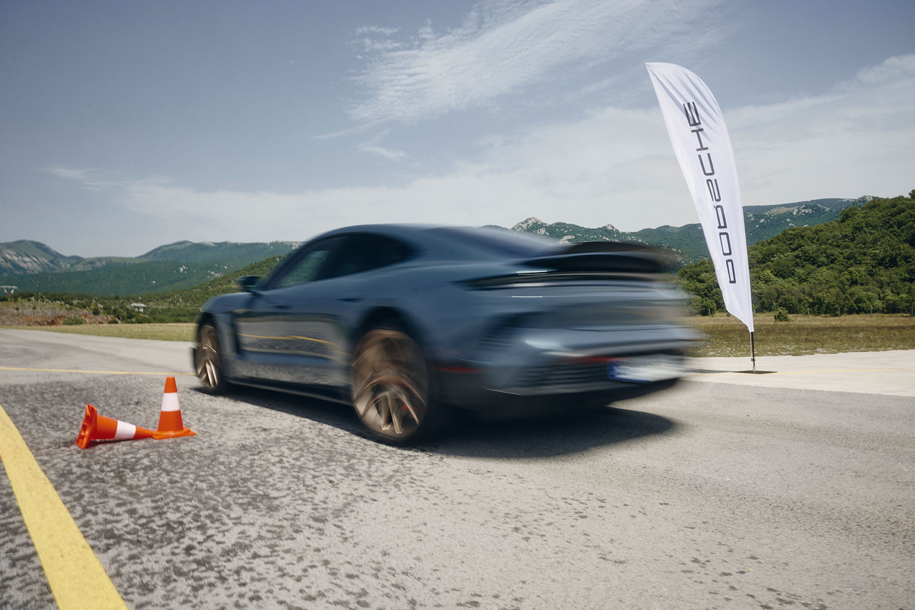 Pokoli lett a gyárilag 1100 lóerő feletti Porsche 8