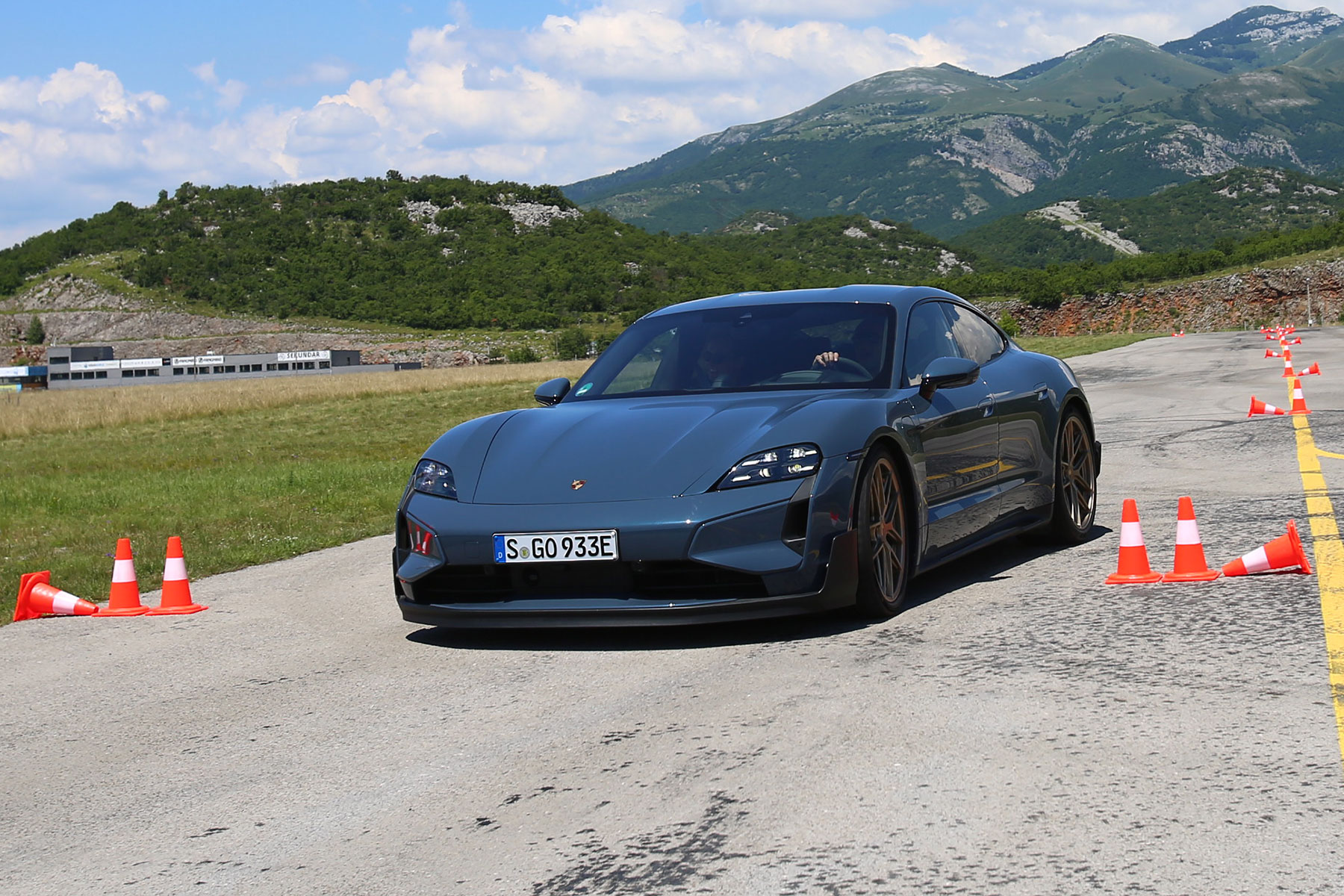 Pokoli lett a gyárilag 1100 lóerő feletti Porsche 30