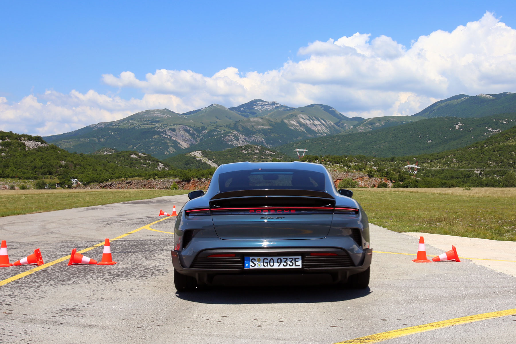 Pokoli lett a gyárilag 1100 lóerő feletti Porsche 12