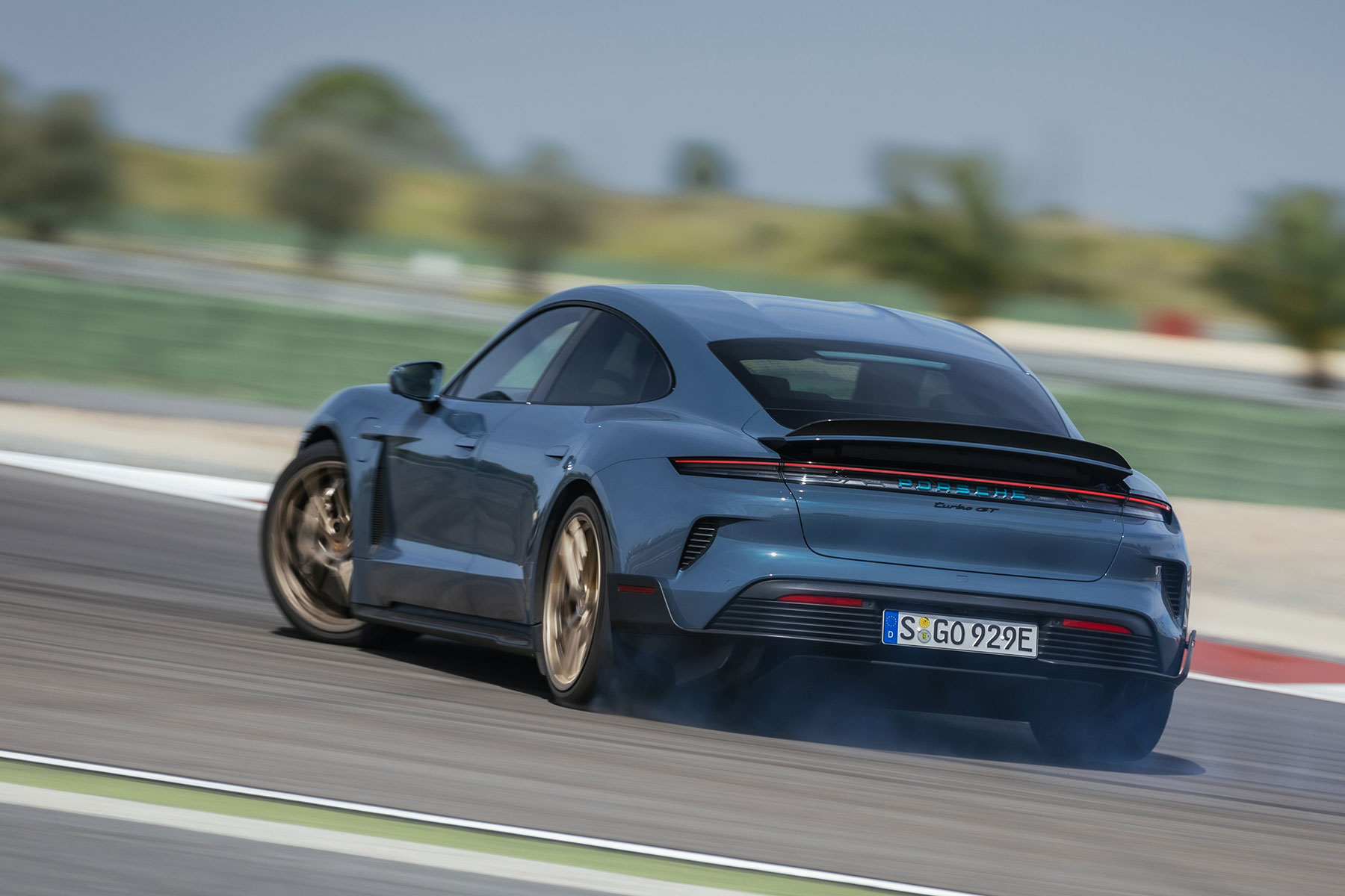 Pokoli lett a gyárilag 1100 lóerő feletti Porsche
