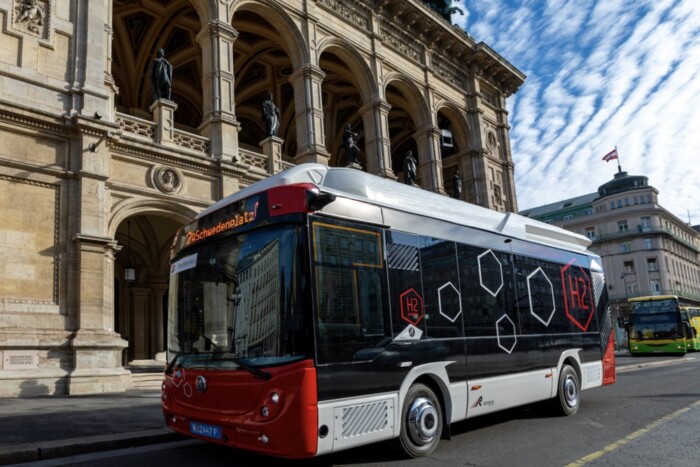 Villanybuszokat cserélnek le a császárvárosban