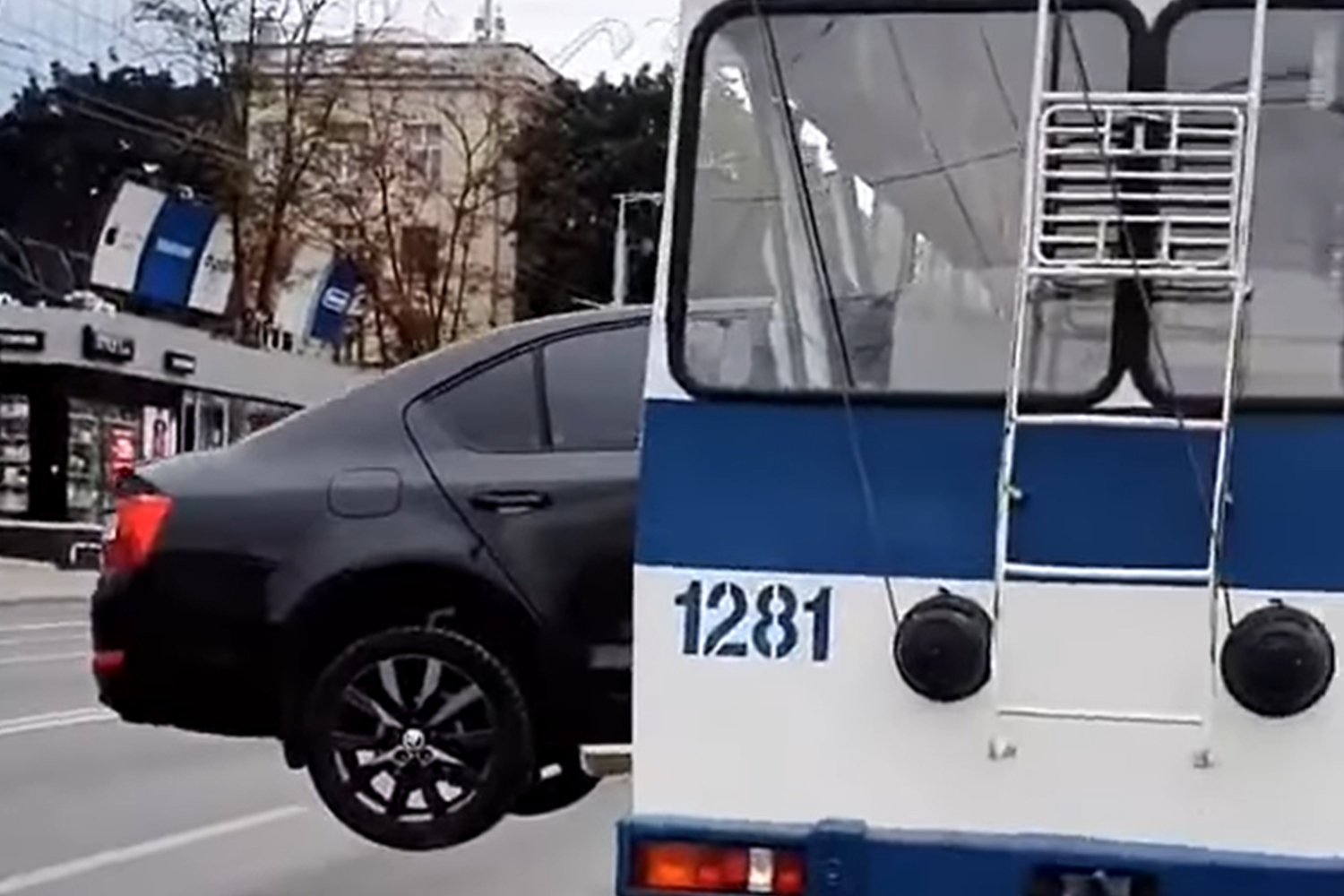 Szó szerint beleszállt a rendőrautó egy troliba