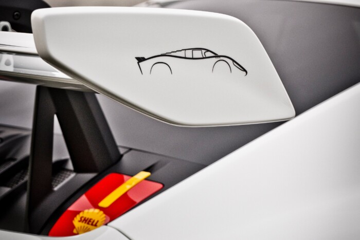 Egyedi autóval emlékezik pilótájára a Porsche 6