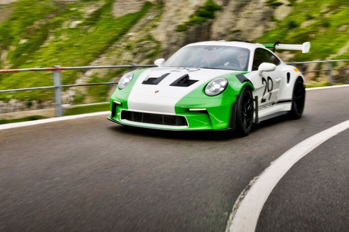 Egyedi autóval emlékezik pilótájára a Porsche