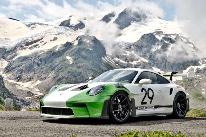 Egyedi autóval emlékezik pilótájára a Porsche 8