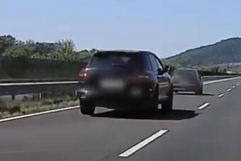 A belső sávban cammogott egy autós Nógrádban, a rendőrök megbüntették