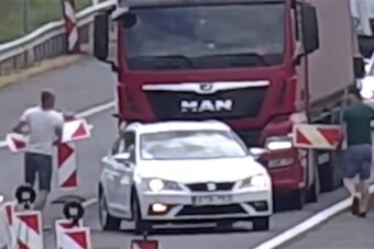 A terelés tábláival verekedett két sofőr az M3-ason