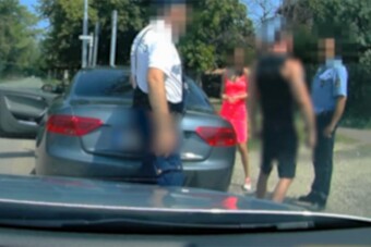 Igazoltatásnál lefejelte a rendőrt, két évet kapott