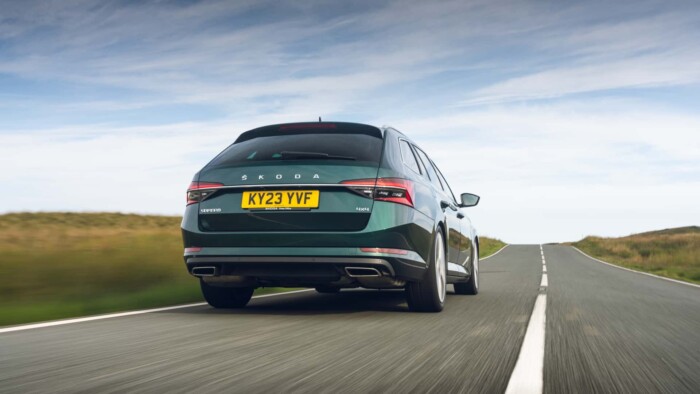 Ez a családi Škoda, amibe egy M-es BMW-ből is átülnék 1