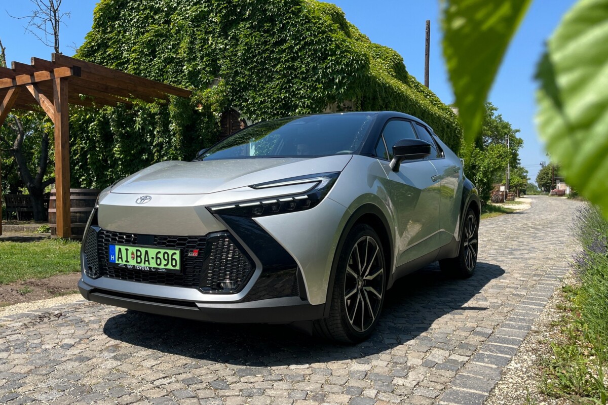 Toyota CH-R PHEV – Fogyasztáshuszárok villantós szekere - Vezess
