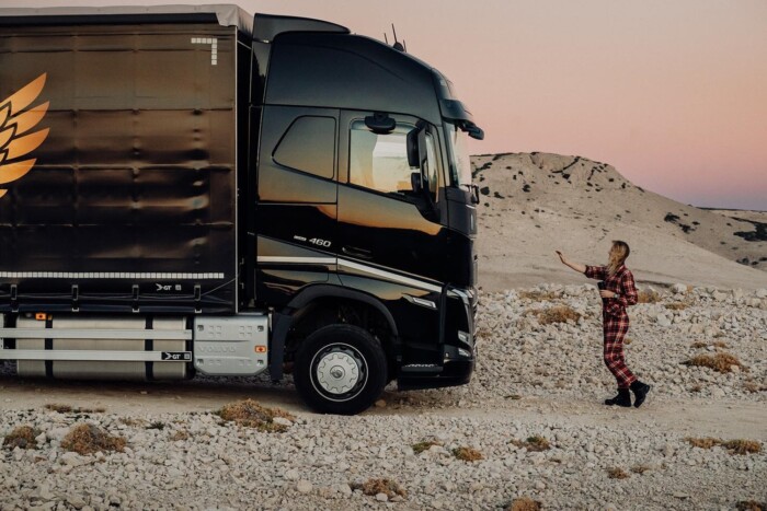 Távirányítóval parkol a közismert kamionos hölgy