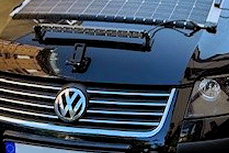 Házilag tákoltak napelemeket egy öreg Volkswagenre