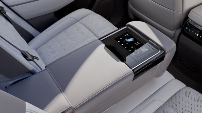 Kombinak álcázott nagy SUV érkezik 8