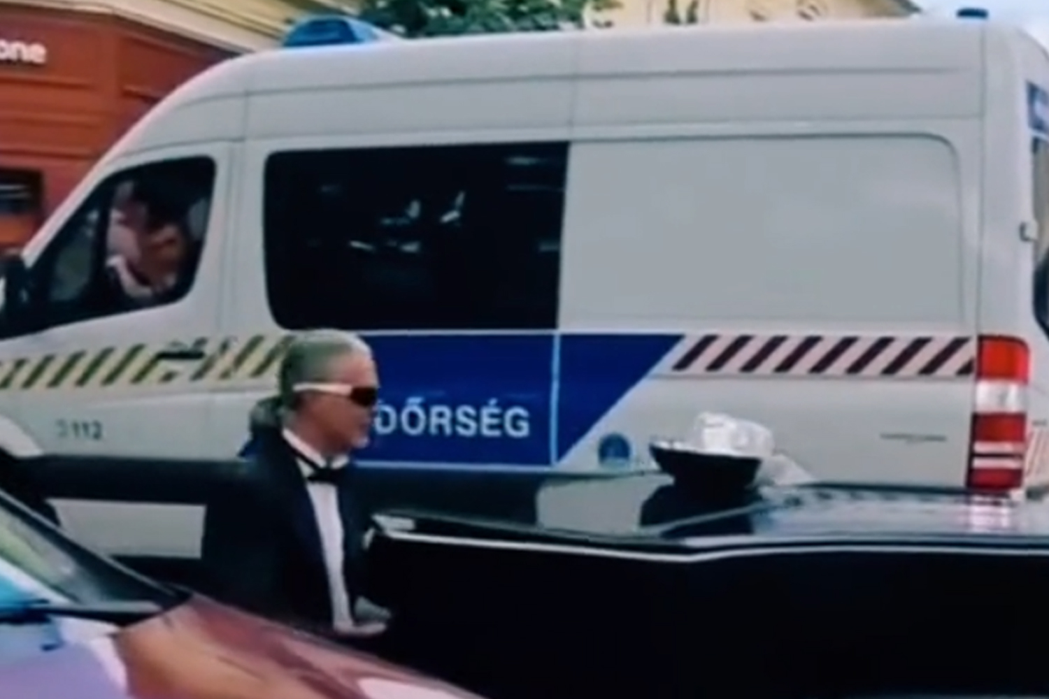 Magyar rendőr nem nézett még úgy „autósra”, mint erre a zongoristára