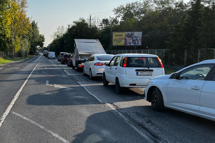 Kitolnak az autósokkal egy forgalmas hazai úton