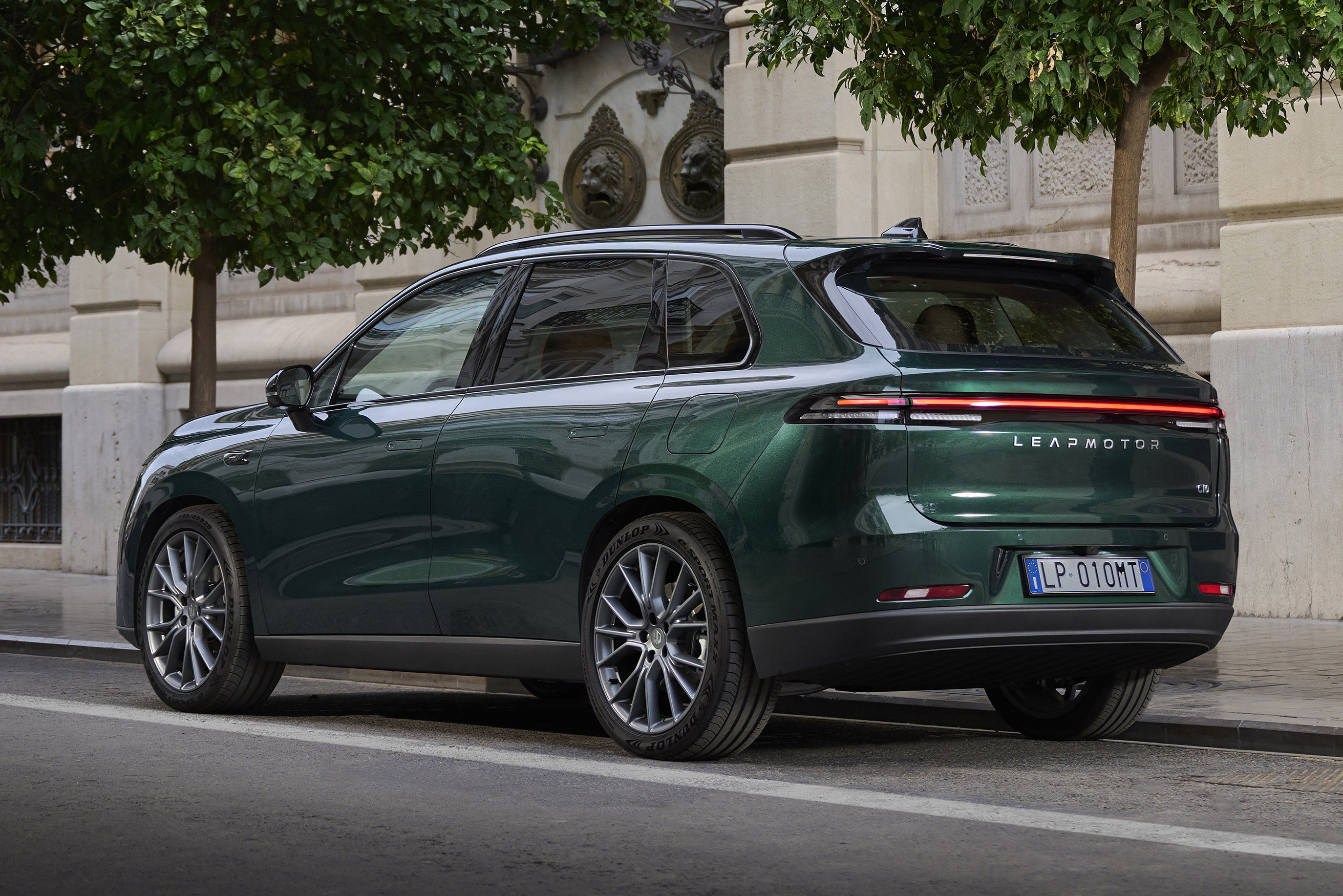 Itt a Peugeot 5008 Kínából adoptált féltestvére 1