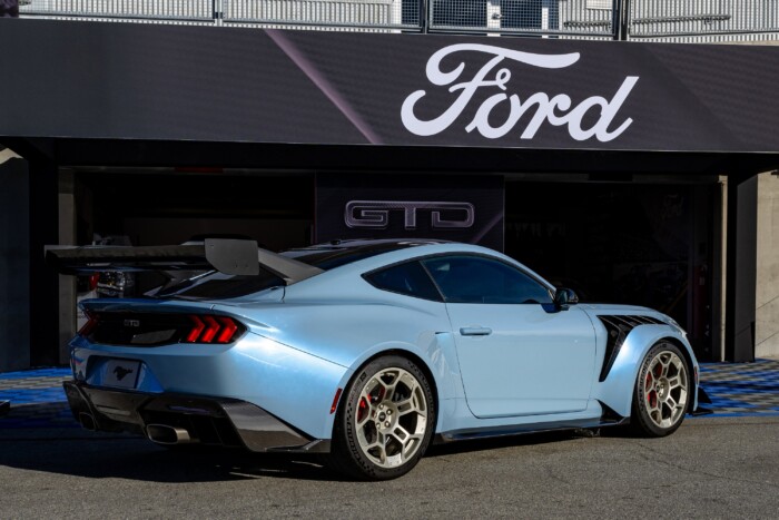 Ennek a Fordnak papírja van arról, hogy nem normális 7