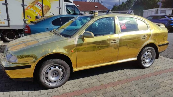 Kiég a szem ettől az „aranyossá” varázsolt Skodától 1