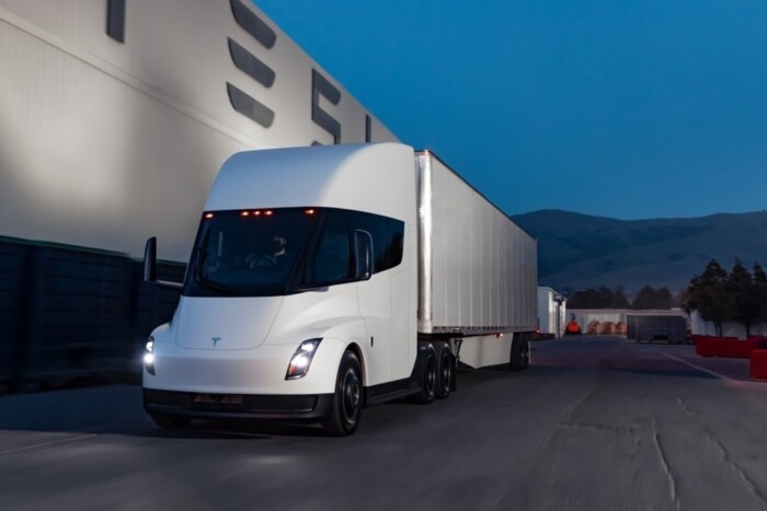 A Tesla elhozta Európába a villanykamionját