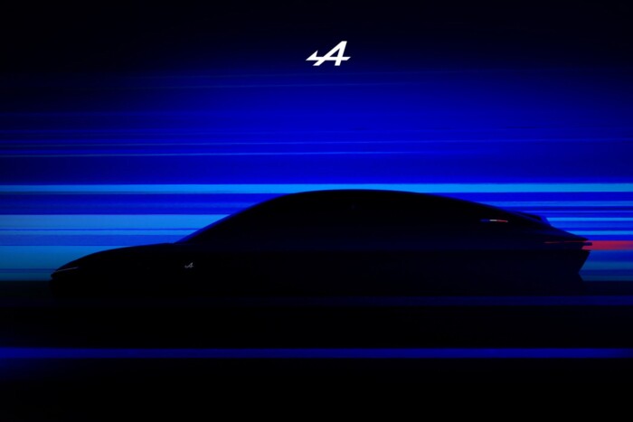 Négyajtós sportautó jön Franciaországból