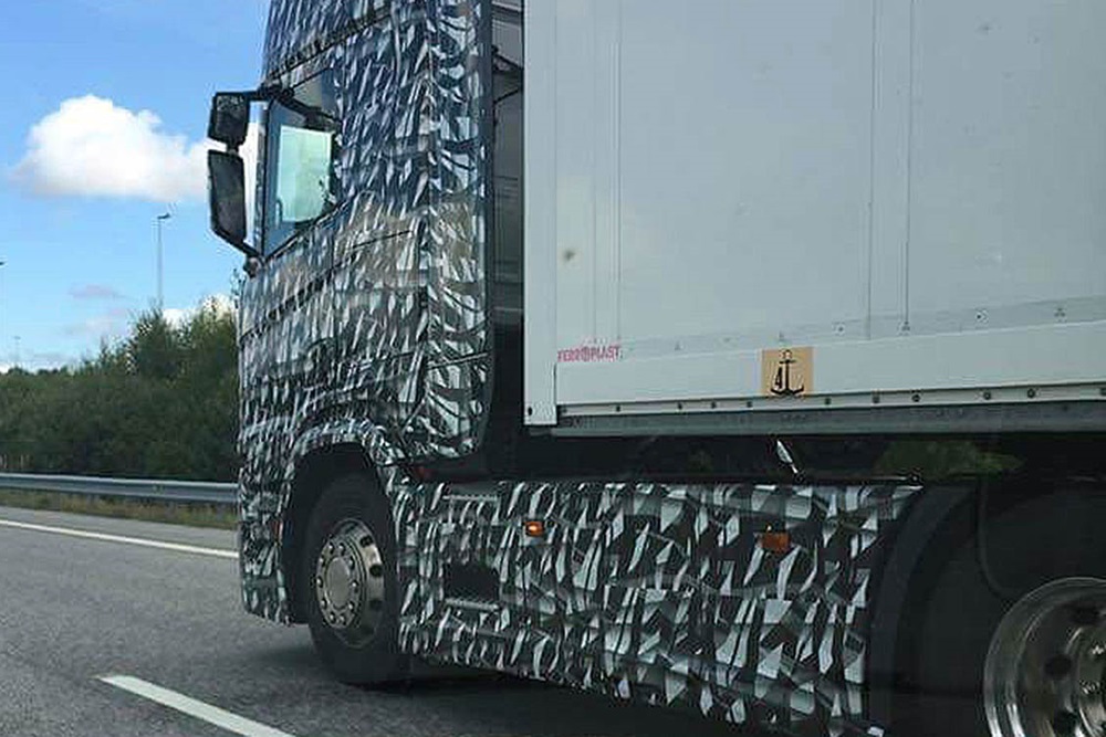 Álcázott kamiont kaptak lencsevégre