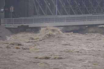 Teljesen elárasztotta a víz az ausztriai A2-es autópályát