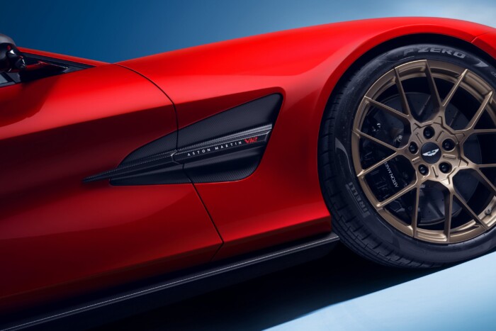 A száguldás szépséges szobra, 835 lóerővel 11 | Vezess A száguldás szépséges szobra, 835 lóerővel 11