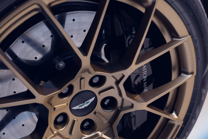 A száguldás szépséges szobra, 835 lóerővel 9 | Vezess A száguldás szépséges szobra, 835 lóerővel 9