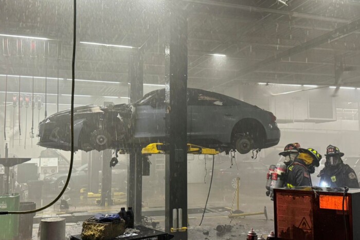 Kereskedésben gyulladt ki egy elektromos Audi 2 | Vezess Kereskedésben gyulladt ki egy elektromos Audi 2