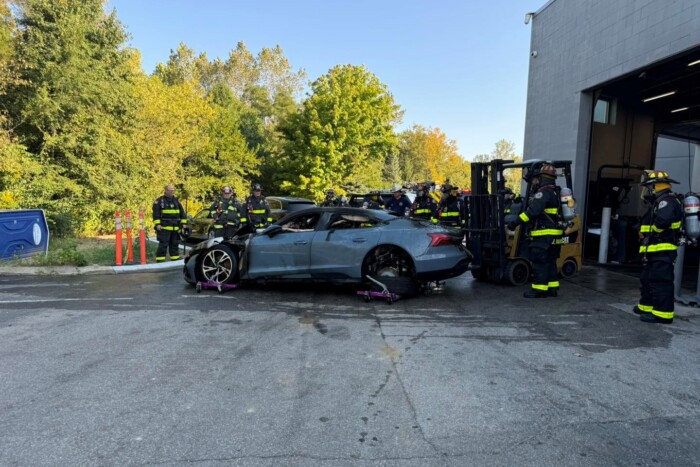 Kereskedésben gyulladt ki egy elektromos Audi 1 | Vezess Kereskedésben gyulladt ki egy elektromos Audi 1