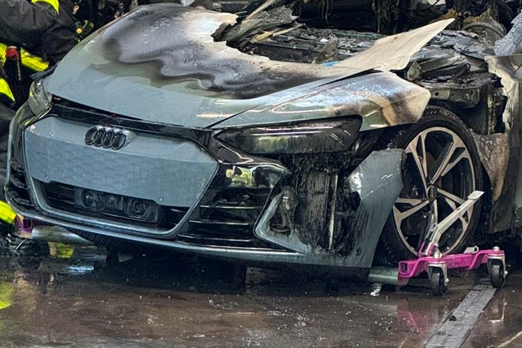Kereskedésben gyulladt ki egy elektromos Audi