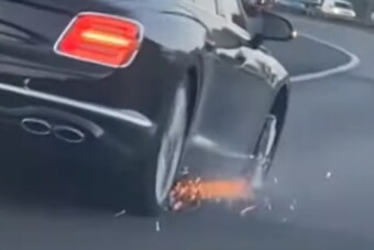 Felnin hasítva gyilkolták a 80 milliós luxusautót