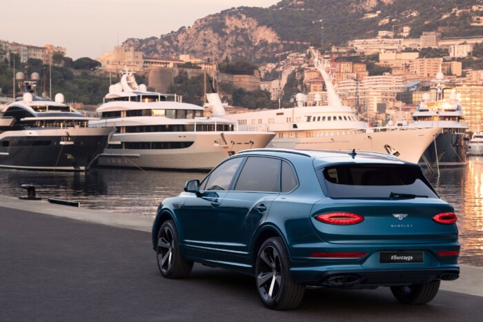 A tenger illúziójával csábít ez a Bentley