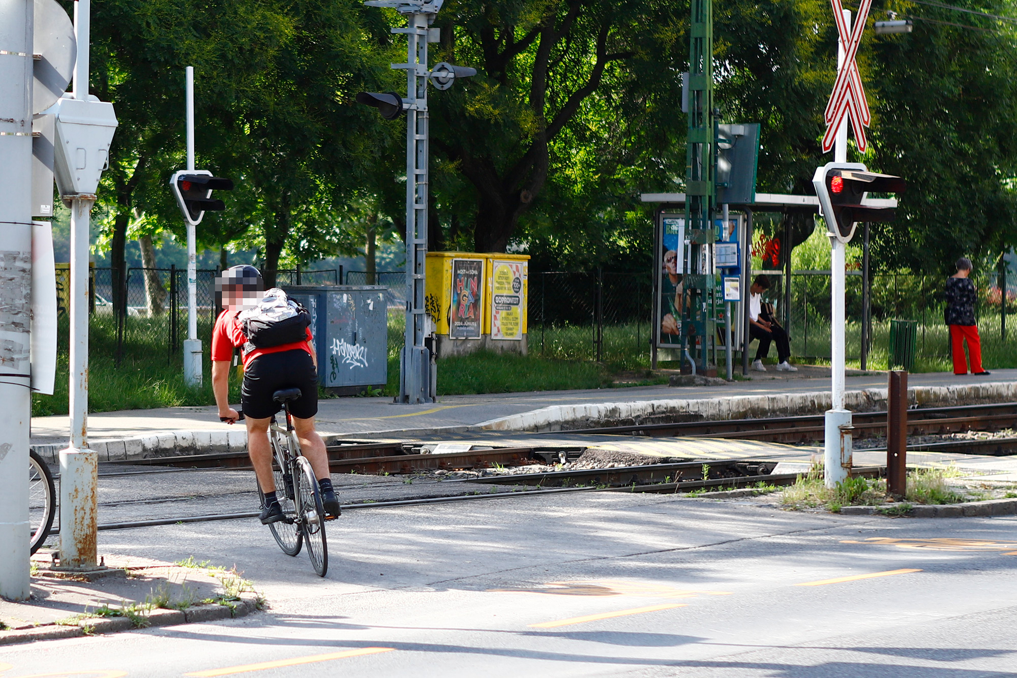 Biciklis futár fekszik a motorháztetőn, hogyan tovább? 8