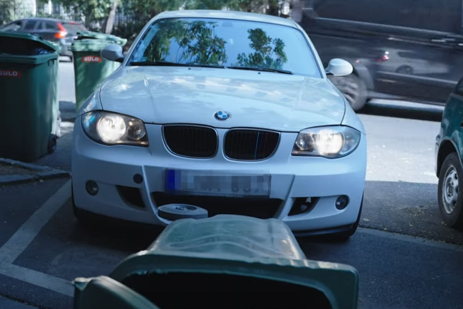 Ahogy Janklovics Péter játssza a „vak” BMW-st, úgy nem játssza senki