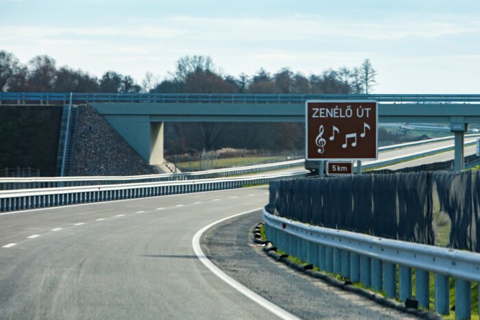 Máris elegük van a helyieknek az új zenélő útból
