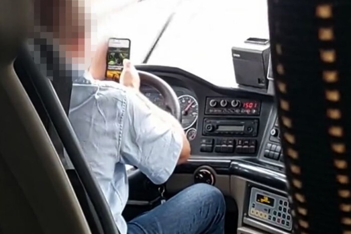 Vizsgálat indult a vezetés közben mobilozó buszsofőr ügyében