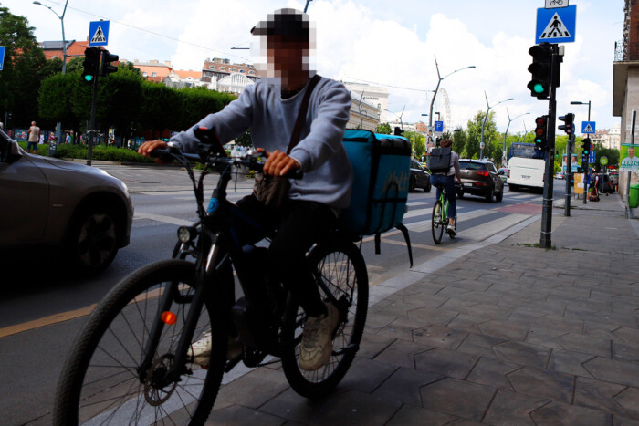 Biciklis futár fekszik a motorháztetőn, hogyan tovább? 8 | Vezess Biciklis futár fekszik a motorháztetőn, hogyan tovább? 8