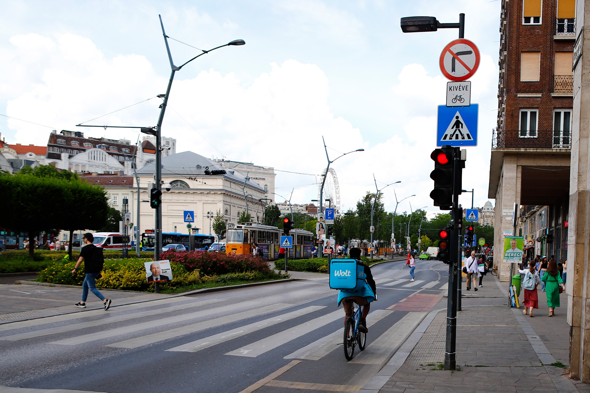 Biciklis futár fekszik a motorháztetőn, hogyan tovább? 6