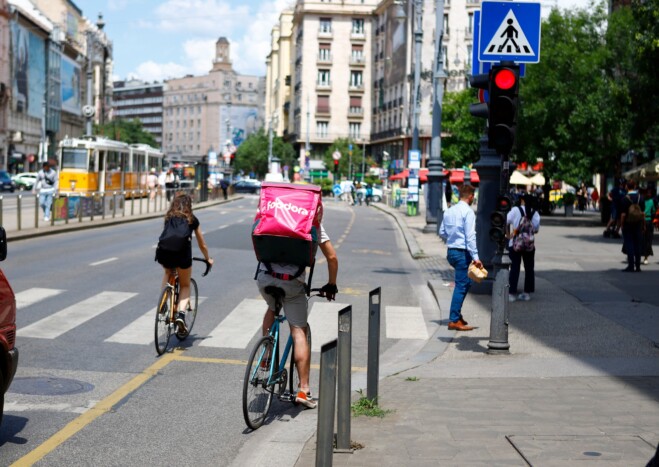 Biciklis futár fekszik a motorháztetőn, hogyan tovább? 9 | Vezess Biciklis futár fekszik a motorháztetőn, hogyan tovább? 9