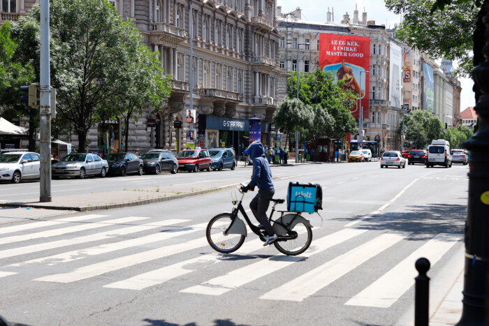 Biciklis futár fekszik a motorháztetőn, hogyan tovább? 6 | Vezess Biciklis futár fekszik a motorháztetőn, hogyan tovább? 6