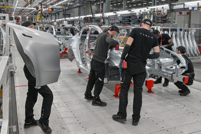 Túl sok a beteg a Teslánál, nyomozni kezdtek utánuk