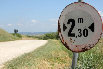 Sok autós félreérti ezt a KRESZ-táblát