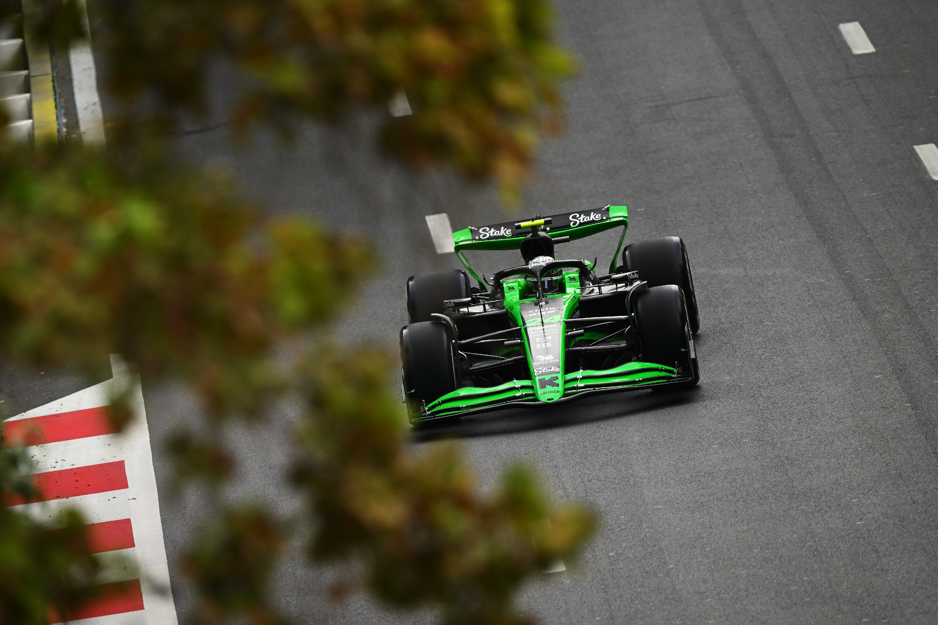 F1: Büntetéssel folytatódik a bakui hétvége