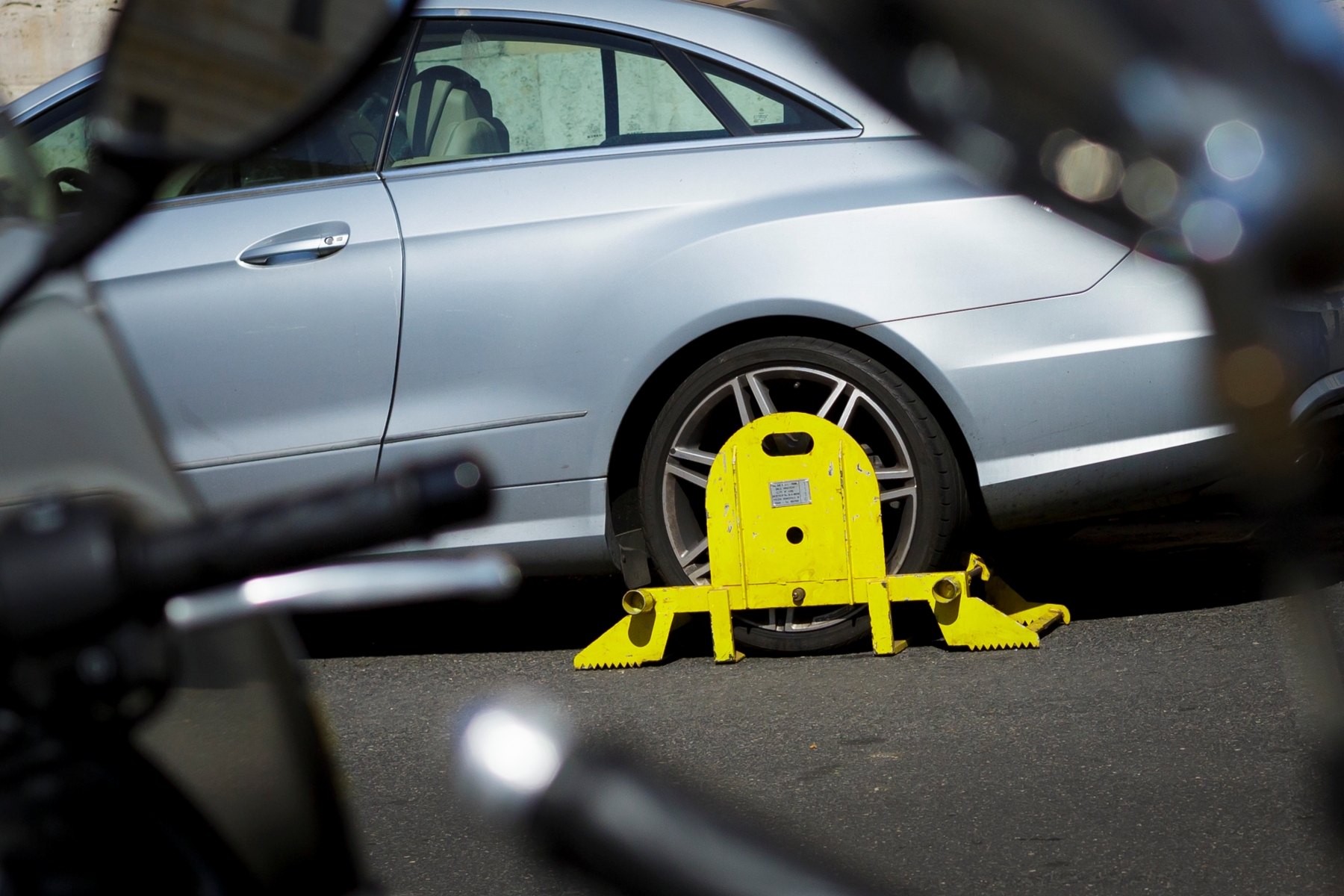 Könyörgő cetlit hagyott a szabálytalanul parkoló autós
